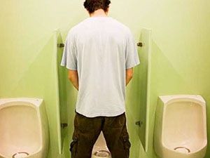 Слабая струя при мочеиспускании у мужчин: причины, лечение