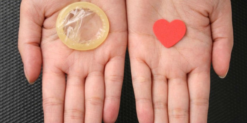 Неприятный запах мочи у женщин: причины почему она плохо пахнет